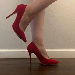 Red suede pointed pumps